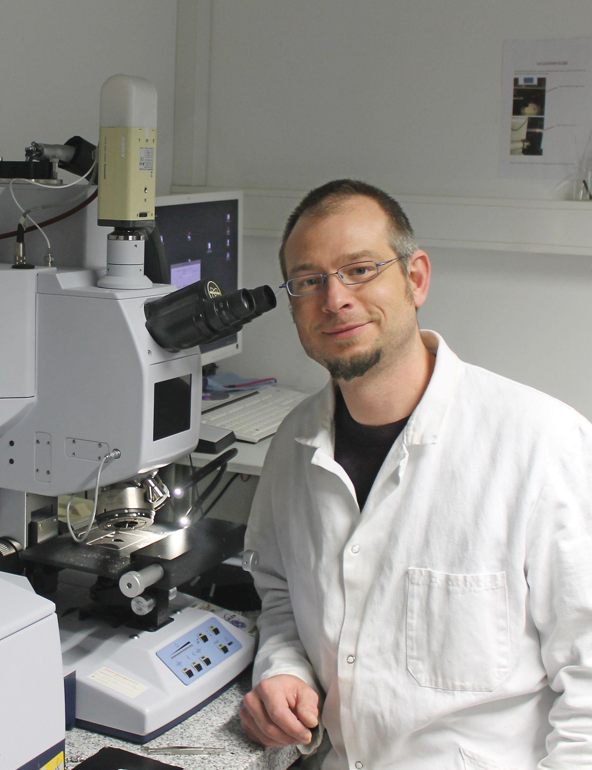 Dr. Martin Loeder in a room with a Bruker Hyperion FTIR-microscope